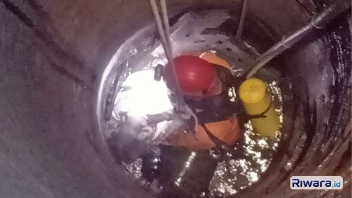 Rescuer Basarnas dari Unit Siaga SAR Pemalang menyelam untuk mengangkat jenazah lansia yang tenggelam di dalam sumur